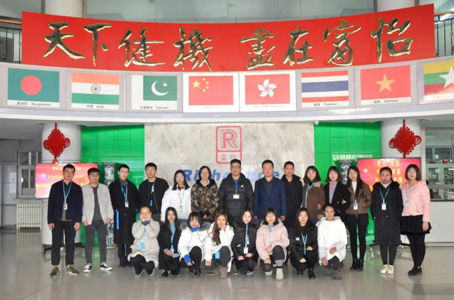 中原工學(xué)院學(xué)生與老師在富怡合照 中原工學(xué)院學(xué)生與老師在富怡合照