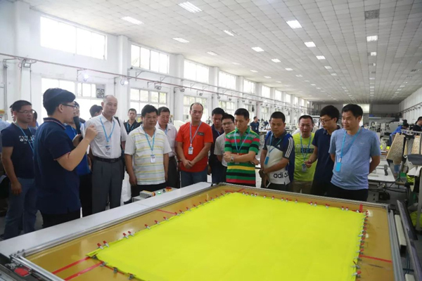 參觀公司各個(gè)車間 參觀公司各個(gè)車間