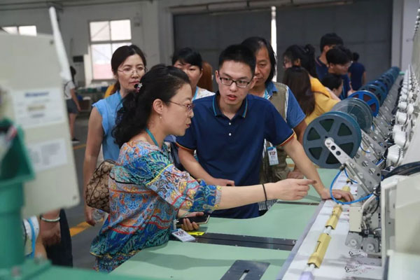 參觀繡花機打樣成品 參觀繡花機打樣成品