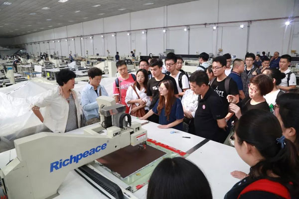 參觀富怡高速絎縫機(jī)車間 參觀富怡高速絎縫機(jī)車間