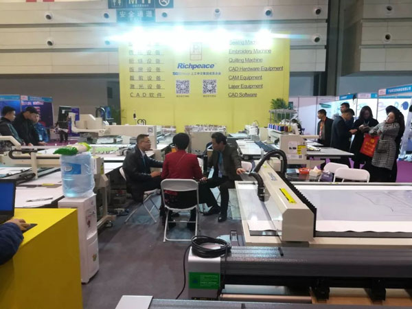 富怡全自動縫紉機(jī)亮相 富怡全自動縫紉機(jī)亮相2.jpg