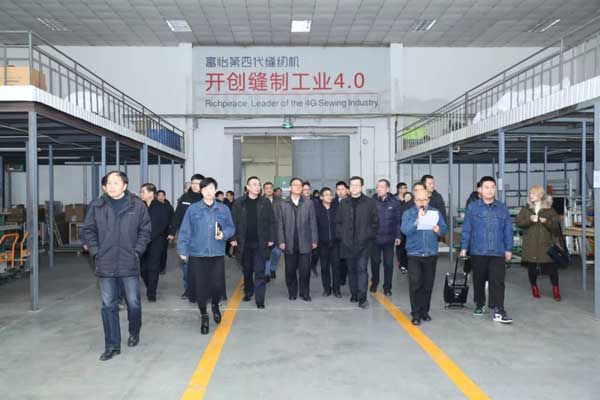 參觀縫紉機(jī)車間 參觀縫紉機(jī)車間