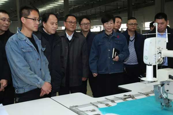 參觀繡花機(jī)車間 參觀繡花機(jī)車間