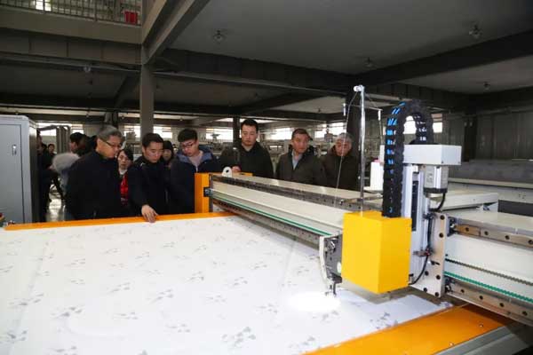 參觀絎縫機(jī)車間 參觀絎縫機(jī)車間