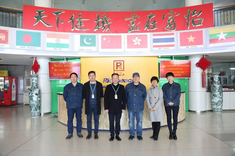 中國家紡協(xié)會會長楊兆華一行領導蒞臨上工富怡考察胖被自動化生產(chǎn)線