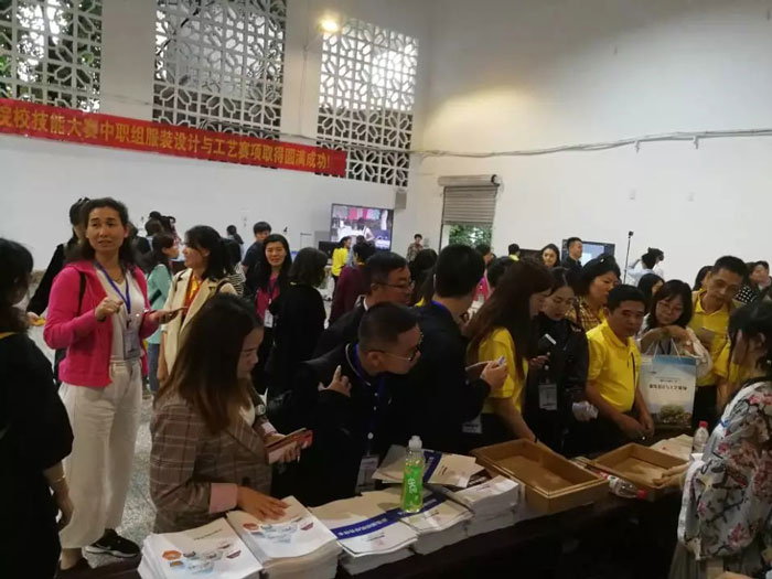 上工富怡為選手發(fā)放紀念品 上工富怡為選手發(fā)放紀念品.jpg