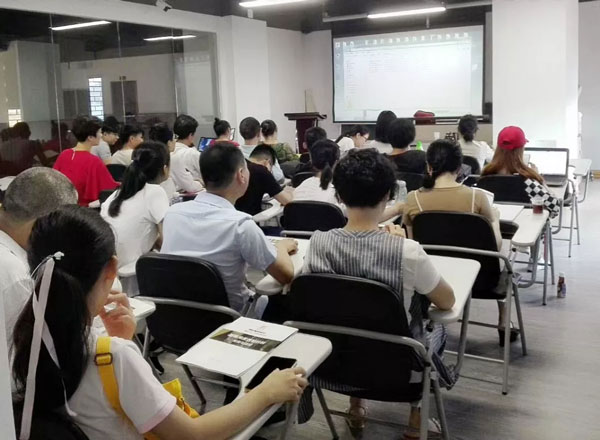 服裝模板培訓(xùn) 服裝模板培訓(xùn).jpg